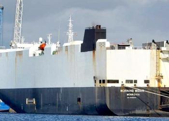 Un barco de carga que transporta ...