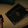 Interior aterrador de una casa abandonada en Resident Evil 9