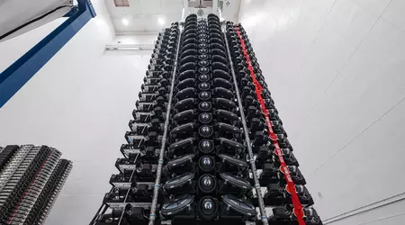 SpaceX presenta los satélites compactos Starlink V2 Mini con dos paneles solares