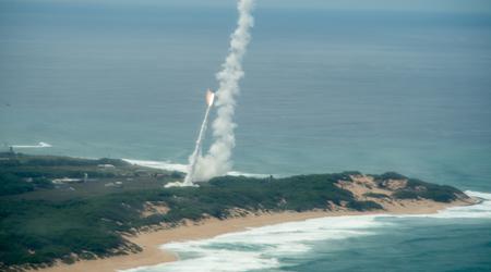 El destructor USS Carl M. Levin utilizó interceptores SM-3 Block IA y SM-2 Block IIIA para interceptar simultáneamente misiles balísticos y misiles antibuque.