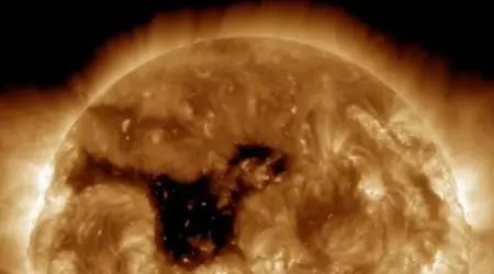 Descubierto un enorme agujero coronal de 800.000 kilómetros de ancho en el Sol