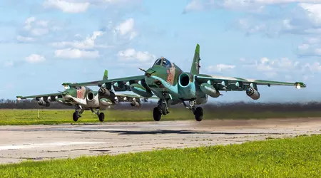 El avión de ataque ruso Su-25 "Grach" se autodestruye espectacularmente en Crimea tras una maniobra fallida (vídeo)