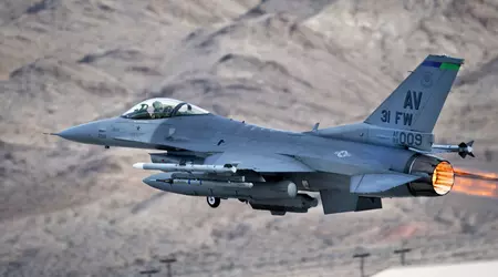 Un caza estadounidense F-16 Fighting Falcon destruye un dron turco por primera vez en la historia