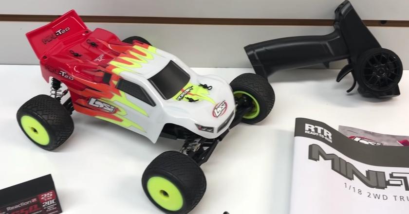 1:18 LOSI RC MINI-T 2.0 2WD mejores coches rc menos de 200 €