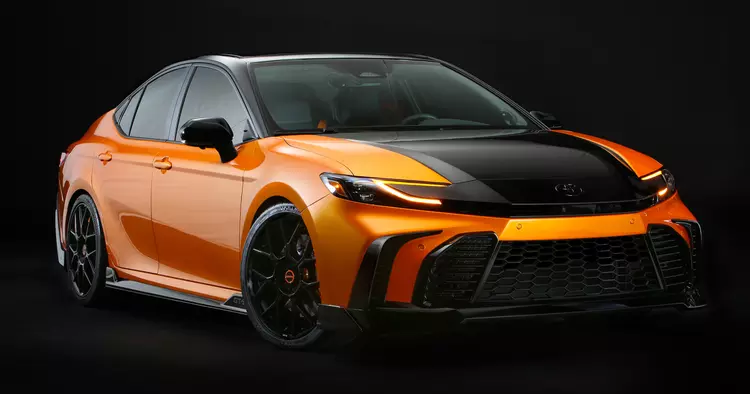 Toyota presentó el Camry con un ...