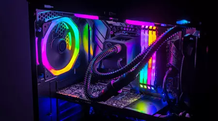 5 componentes informáticos con iluminación RGB