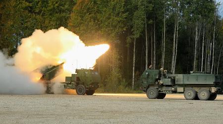Estonia, junto con los M142 HIMARS, compra misiles balísticos ATACMS en su última versión M57 con un alcance de lanzamiento de hasta 300 kilómetros.