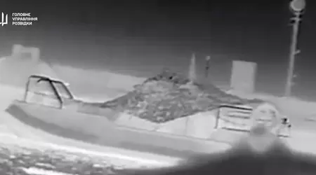 El dron marino Magura V5 strike destruye de noche una lancha motora enemiga (vídeo)