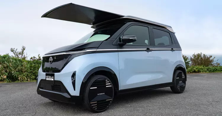 El panel solar retráctil de Nissan ...