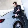 Miko Marczyk contra el fondo del coche