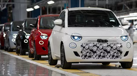 El primer Fiat 500 Híbrido sale de la línea de montaje en Turín