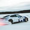Porsche Taycan GTS sobre hielo.
