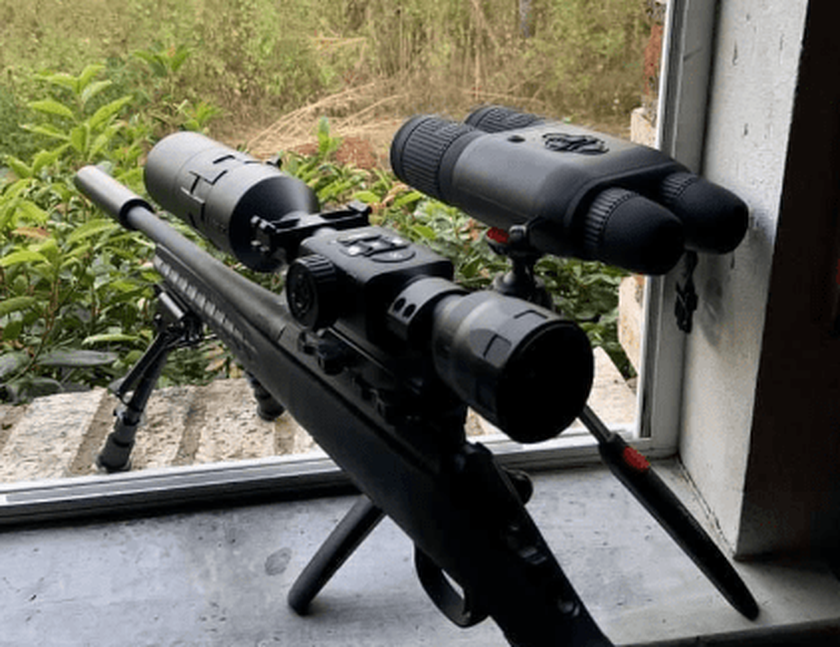 Prismáticos ATN BINOX 4K que toman fotografías