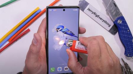 Aguantó hasta el final y murió como un héroe: un bloguero puso a prueba el smartphone plegable Huawei Mate XT con arena, bisturí y fuego (vídeo)