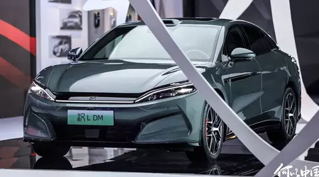 La berlina eléctrica BYD Han L puede cargarse con dos cables a la vez