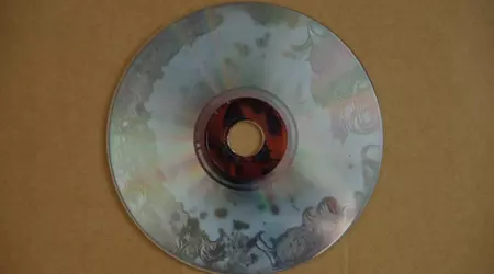 Sus discos pueden deteriorarse debido a una reacción química, y esto está ocurriendo activamente con los DVD editados por Warner Bros.