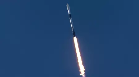 SpaceX realizó el 100º lanzamiento del cohete Falcon 9 de 2025, entregando 28 satélites Starlink a órbita