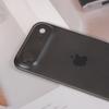 Una maqueta en miniatura del iPhone 17 Air