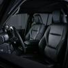Toyota Land Cruiser 250 AT37 de perfil