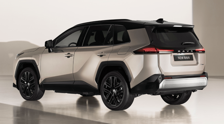 El nuevo Toyota RAV4 advierte sobre los peligros en los cruces y los vehículos que se acercan rápidamente por detrás, en la carretera