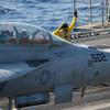 El USS Gerald R. Ford, el mayor portaaviones del mundo con un coste de más de 13.000 millones de dólares, con cazas F/A-18 Super Hornet patrullando en el mar Adriático.-7