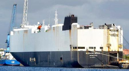 Un barco de carga que transporta coches eléctricos está en llamas en el Océano Pacífico