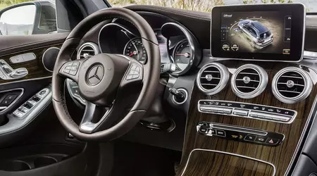Demandan a propietarios de autos Mercedes por el agrietamiento de la moldura de madera