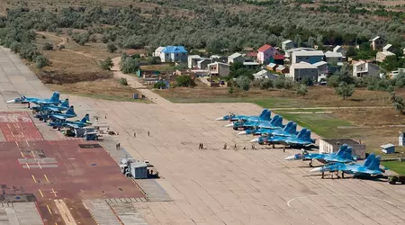 Potentes explosiones en la base aérea rusa de Crimea: más de 20 aviones estaban en el aeródromo