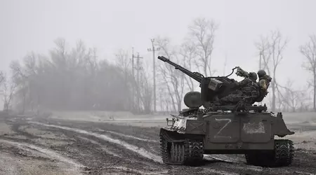 Un dron ucraniano destruye un vehículo blindado de transporte de tropas ruso MT-LB con cañón antiaéreo ZU-23-2 con una granada F-1