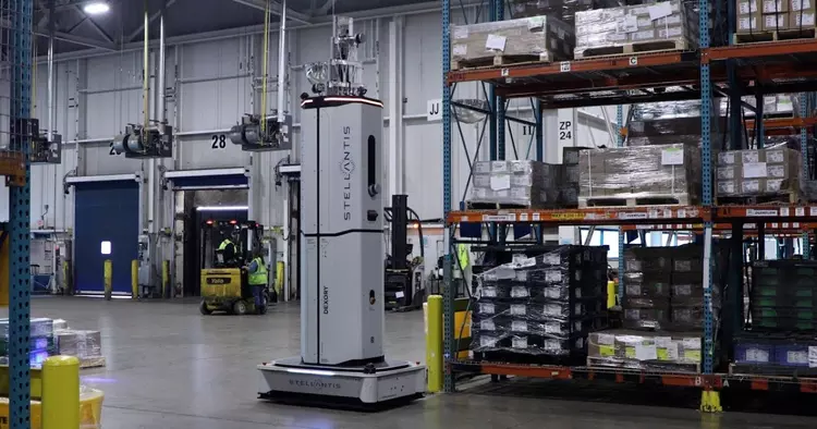 Stellantis introduce robots de almacén en ...