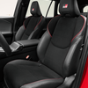 Interior del Toyota RAV4 GR Sport con acentos rojos