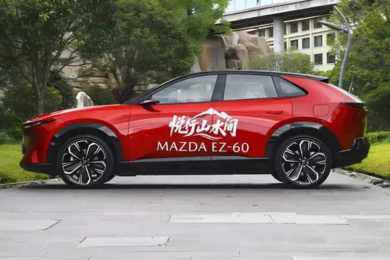 Mazda EZ-60 crossover en movimiento