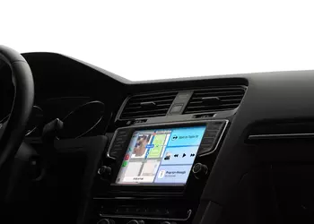 Tesla retrasa el lanzamiento de CarPlay ...