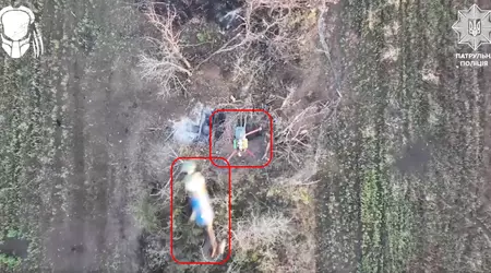 El dron "Predator" de la Policía Nacional destruye un cuadcóptero bombardeador con una caída desde arriba (video)
