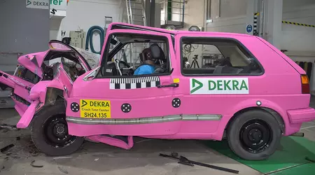 VW Golf II chocado en una prueba de choque para demostrar la superioridad de los modelos modernos