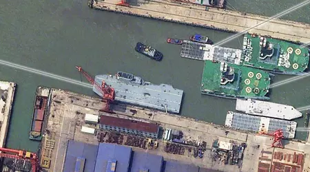 China construye en secreto el primer portaaviones para drones del mundo (foto de satélite)