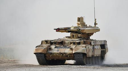 Drones FPV baratos alcanzan un raro vehículo ruso de apoyo al combate Terminator y el tanque T-80 que intentó evacuarlo