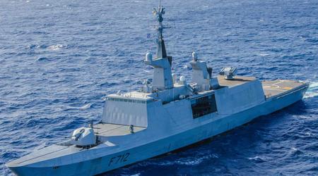 La fragata francesa Courbet resiste la explosión cercana de una mina naval durante unas maniobras