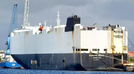 Un barco de carga que transporta coches eléctricos está en llamas en el Océano Pacífico