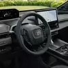 Vista previa: Cabina del Toyota bZ4X 2026 con asientos delanteros y sistema multimedia moderno