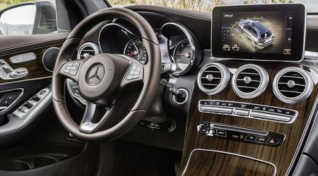 Demandan a propietarios de autos Mercedes por el agrietamiento de la moldura de madera