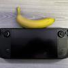 Comparación visual de Steam Deck con otras consolas portátiles y una banana-7 Comparación visual de Steam Deck con otras consolas portátiles y una banana-7
