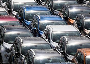 Miles de coches atascados en el ...
