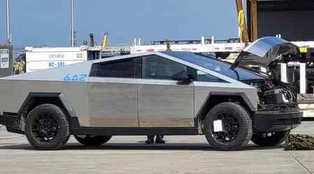 Una preproducción de la camioneta eléctrica Tesla Cybertruck del Museo del Automóvil de Los Ángeles vendida por 400.000 dólares.