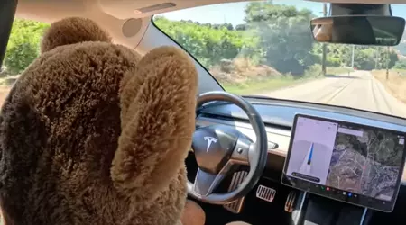 El sistema de seguridad de Tesla permitió al oso de peluche utilizar el modo dron de conducción autónoma total