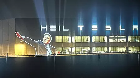 El saludo nazi de Musk se mostró con un proyector en la fachada de la fábrica Gigafactory Berlín-Brandeburgo