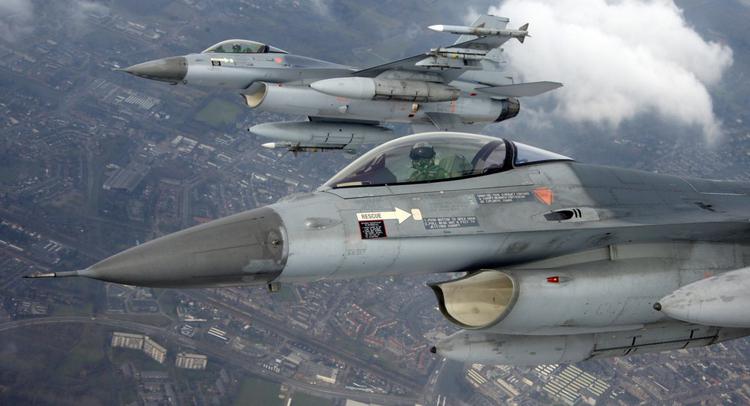 El primer F-16 de Bulgaria presenta ...