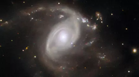 El telescopio Hubble ha captado una impresionante foto de una brillante supernova en una galaxia lejana a unos 650 millones de años luz de distancia