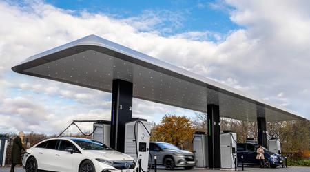 Mercedes ha abierto un centro de marca en Europa con estaciones de recarga para vehículos eléctricos con una capacidad de 300 kW