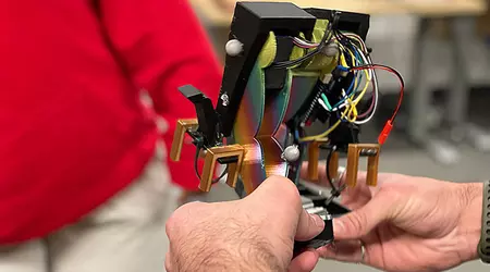 Mugatu: el primer robot bípedo controlado con un solo motor, los desarrolladores quieren reducir su tamaño a LEGO